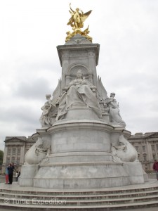 Standing 25 meters (85 feet) high and made of 2,300 tons of gleaming white marble, the Victoria Memorial pays homage to Queen Victoria who reigned from 1837 until her death in 1901.