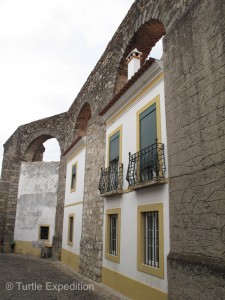 Space being at a premium we suppose, many people actually built homes underneath the aqueduct’s arches. Maybe it included running water?