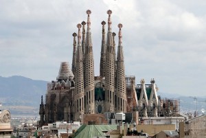 Basilica La Sagrada Família - Source: Wikipedia. The cranes were digitally removed. Photo Sept. 2009