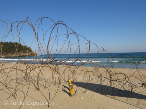 Part of Samcheok beach was barb-wired off. We heard that North Korean boats and divers, refugees but also spies and soldiers have tried to invade this peaceful spot on many occasions.